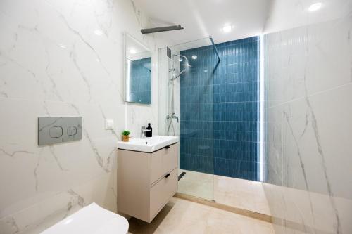 a bathroom with a shower and a toilet and a sink at Apartament Baltic Panorama ProstyWynajem Parking in Zaspa