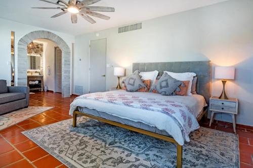 Ένα ή περισσότερα κρεβάτια σε δωμάτιο στο Villa Gem Tropical Charm Prime Location