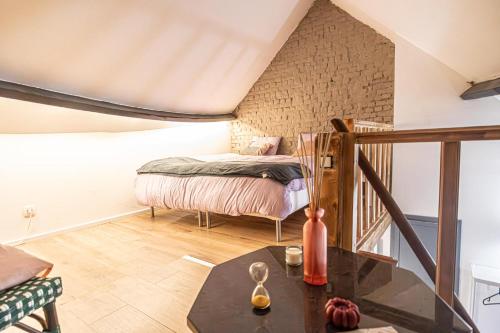 une chambre avec un lit et une table dans l'établissement Lovely Private Rooms in 5BR shared Apartment in the Heart of Ghent for Groups, à Gand