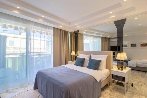 ROYAL PROMENADE Pool Terrace Sea View Air Conditioning
