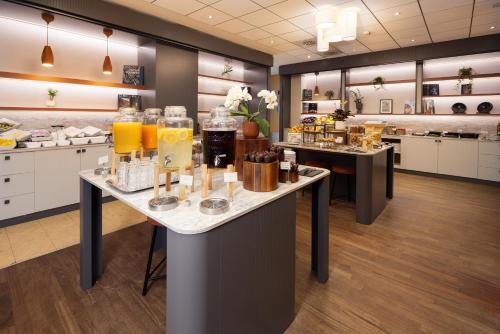 Una cocina con un mostrador con bebidas encima. en Crowne Plaza Padova by IHG, en Padua