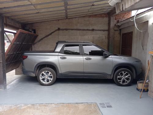 un camion argento parcheggiato in un garage di Casa tinajas a Santiago del Estero