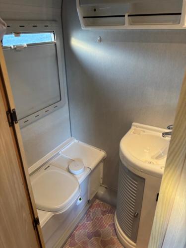 ein kleines Bad mit WC in einem Wohnwagen in der Unterkunft Palmi Caravan in Poris de Abona