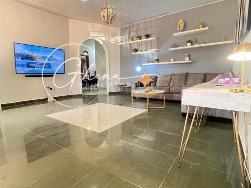 TV a/nebo společenská místnost v ubytování Luxury Two-Bedroom Townhome Available for rent