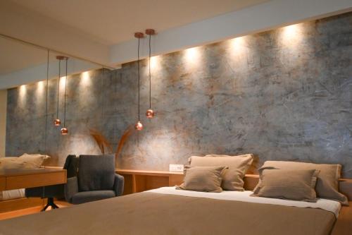 En eller flere senge i et værelse på Elvira's Apartments