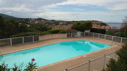 - une grande piscine bleue au-dessus d'un bâtiment dans l'établissement 4HC65 Appartement avec vue sur baie de Collioure, à Collioure