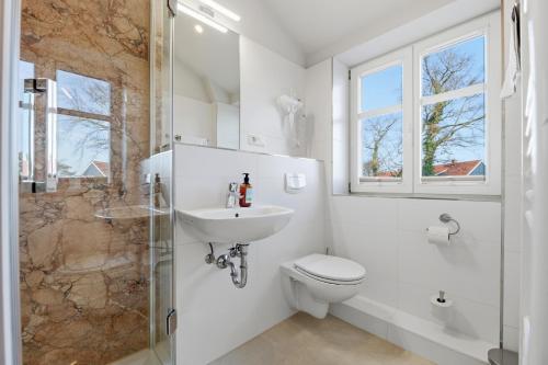 Phòng tắm tại Dünenhaus Ückeritz UnserUsedomDe FeWo ca23qm mit Parkplatz direkt am Strand 11I4