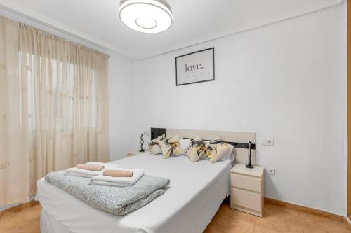 En eller flere senge i et værelse på Homely Apartments Alcatri