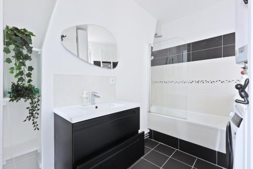 Le Marais 1 Bedroom Apartment NetFlix