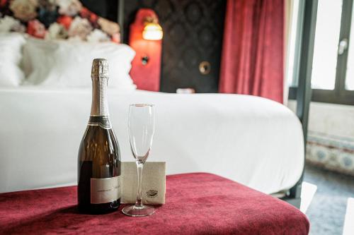 Una botella de vino y una copa en una mesa en Pensão Amor Madam's Lodge, en Lisboa