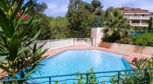 CARBAU Maisonnette pour 8 personnes dans une résidence privée avec piscine à Carqueiranne