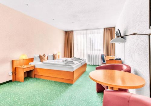 Ένα ή περισσότερα κρεβάτια σε δωμάτιο στο Lázeňský hotel Pyramida