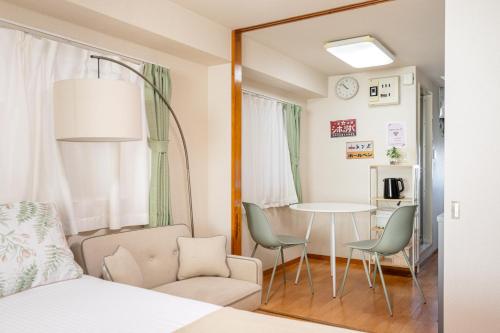 東真ビル3F A 4-minute walk from the nearest station one stop to Shinjuku Station