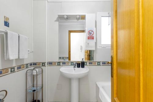 Et badeværelse på Homely Apartments Alcatri