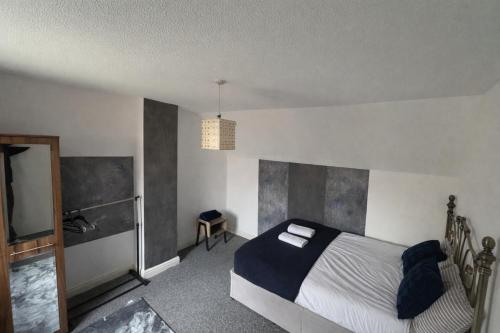 - une chambre avec un lit et une télévision dans l'établissement Canterbury Luxe Stay, à Hackington