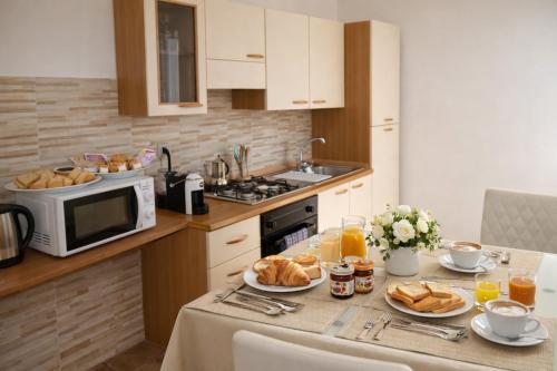 een keuken met een tafel met ontbijtproducten erop bij Cecilia's home in Mascali