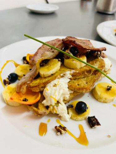 ein Frühstücksteller mit Toast und Eiern in der Unterkunft Die Ou Pastorie in Hartbeespoort