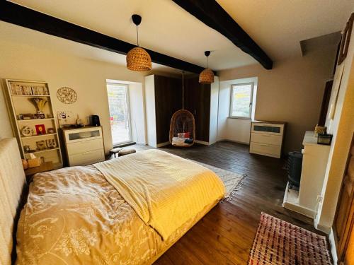 una camera con un grande letto e due finestre di Maison de charme avec studio indépendant a Saint-Prix