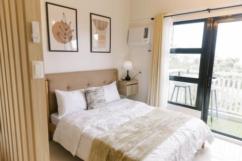 Postel nebo postele na pokoji v ubytování Bright Modern Stay with Balcony & Ocean Breeze