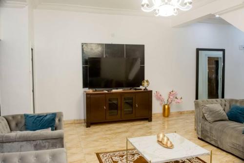 TV a/nebo společenská místnost v ubytování The Regal Enclave