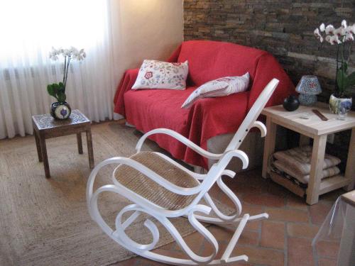 PiloñaにあるLas Casitas de Vallesのリビングルーム(白い椅子、赤いソファ付)