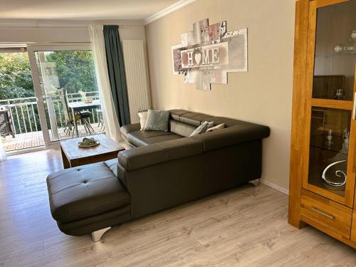 Ferienwohnung Sauerland an der Ruhr في Antfeld: غرفة معيشة بها أريكة وطاولة