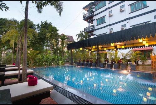 ein großes Schwimmbecken vor einem Gebäude in der Unterkunft Mony Soksan Residence in Siem Reap