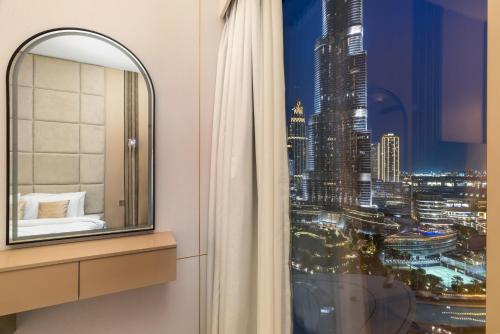 ドバイにある2BHK Fountain Show & Burj Khalifa View 1 Min to Dubai Mallの街の景色が見える窓のある部屋