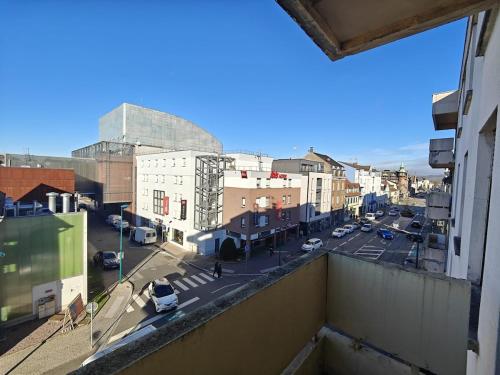 een balkon met uitzicht op een stadsstraat bij F2 cozy centre ville proche bale et tram in Saint-Louis