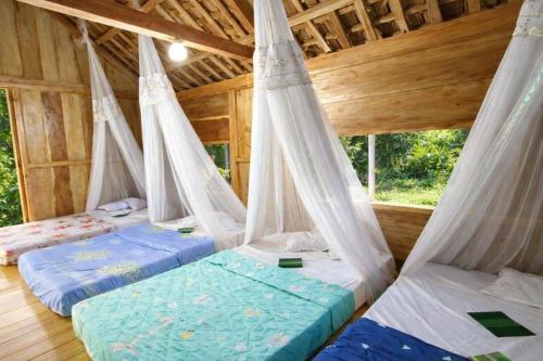 En eller flere senge i et værelse på Nguyệt Nhi Homestay A Lưới