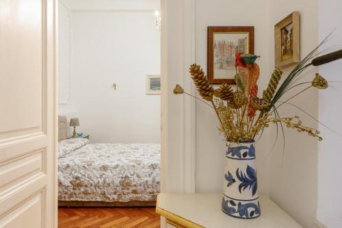 En eller flere senge i et værelse på Elegante appartamento d'epoca nel centro di Trieste