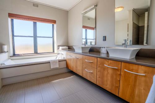 Et badeværelse på Lagoon Ocean Lodge Waterfront Luxury Benguela Cove