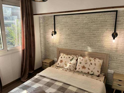 En eller flere senge i et værelse på Bohemian Rhapsody