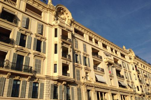 GRAND HÔTEL Golden Square 3 min to Beach Green Corridor View AC photo 3