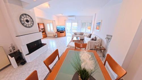 Entire-Floor 2BR Penthouse with 2 Huge Balconies & Free Parking