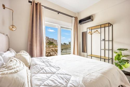 Sunny apartment next to the sea amazing view