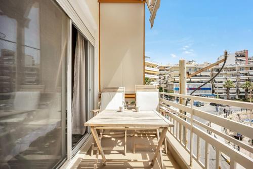 Sunny apartment next to the sea amazing view