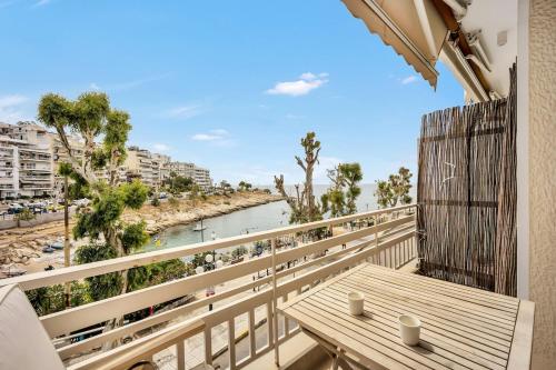 Sunny apartment next to the sea amazing view
