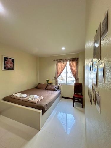 a bedroom with a large bed and a window at Pepa Guest House in Ko Tao