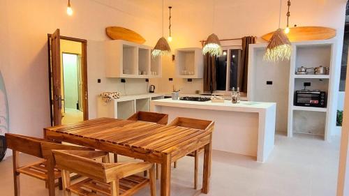 Køkken eller tekøkken på Private 8 Sleeper Waterfall Villa with private garden and cascading waterfall pool in Paje Zanzibar Prime location steps to Paje beach shops bars & restaurants WIFI AC TV