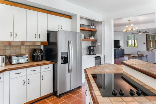 Kuchyň nebo kuchyňský kout v ubytování Upscale villa in gated community beach access Yari