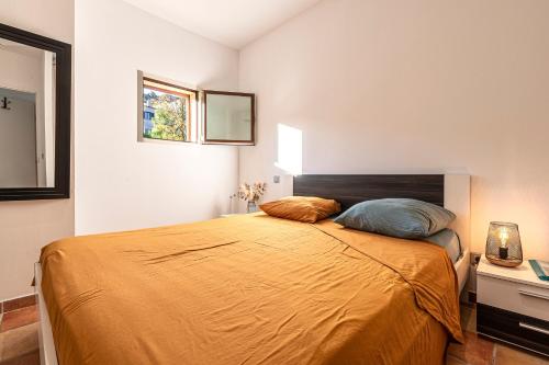 En eller flere senge i et værelse på L'Appartement Cinto - Proche de L'île Rousse