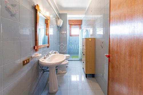 un bagno con lavandino e WC di Silver Bay Apartments a Porto Cesareo