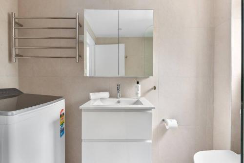 Et badeværelse på Narrabeen Nook - Easy Living between Beach & Lagoon