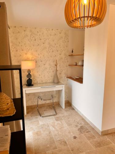 una camera con tavolo e lampada a muro di Gîte du Causse d'Autoire ad Autoire