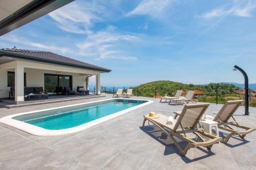 een villa met een zwembad en een patio bij Villa Mantis by Briskva in Martina