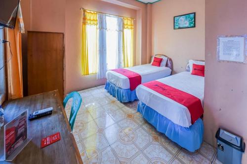 Postel nebo postele na pokoji v ubytování RedDoorz near Mangrove Forest Kupang