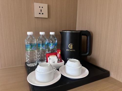 Příslušenství pro přípravu čaje a kávy v ubytování BTC Hotel 比特币酒店