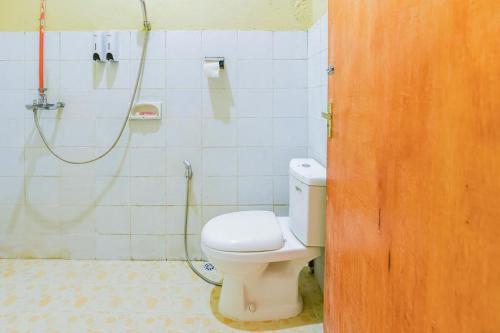 Koupelna v ubytování RedDoorz near Mangrove Forest Kupang