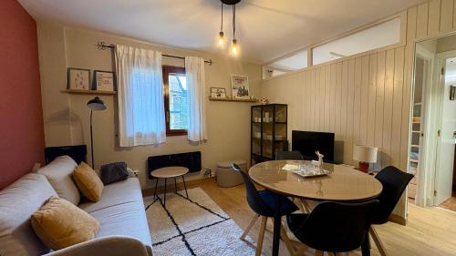 a living room with a couch and a table at Flor de Hielo in Candanchú